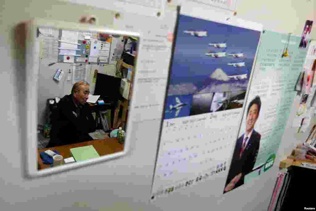 С ноября 2016 года некоторым переселенцам разрешали заезжать на территорию, но по специальному разрешению от властей. На фото – Норимаса Сега, глава комплекса временного жилья для переселенцев из Намиэ