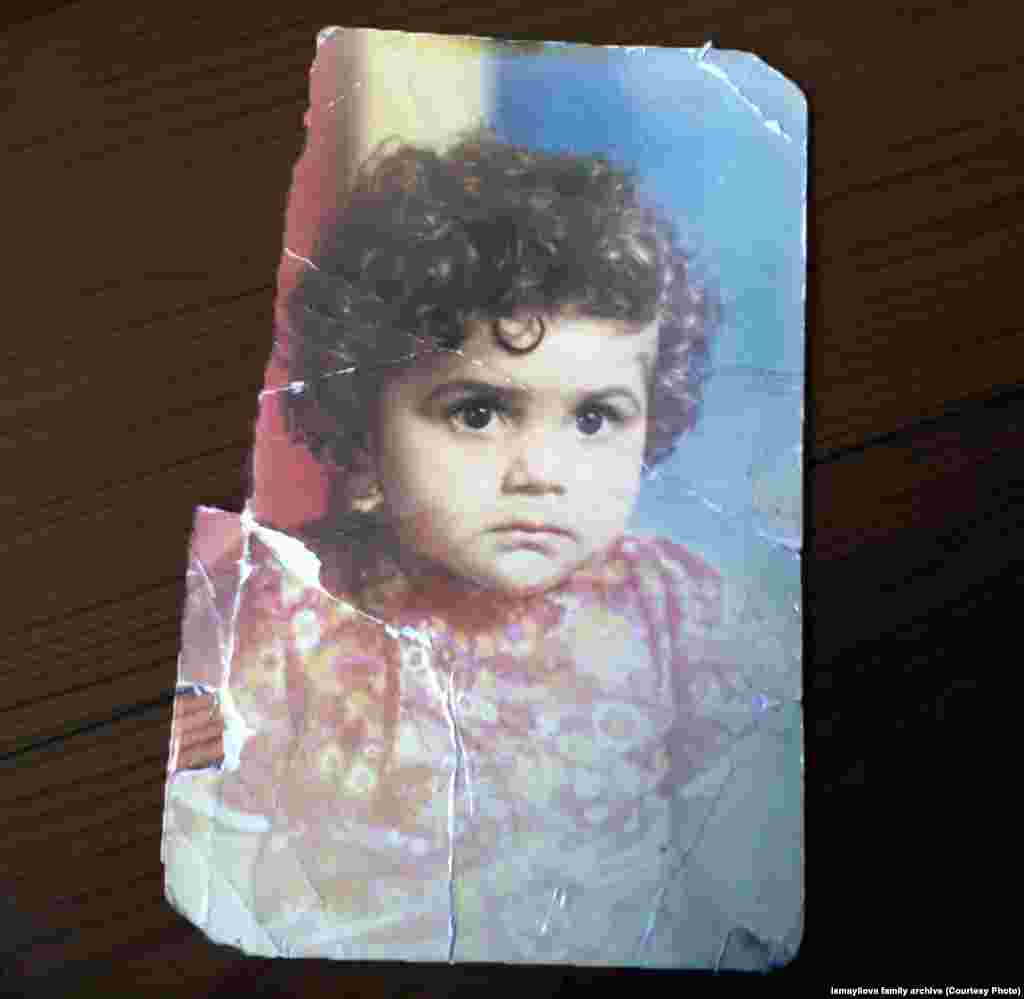 В сентябре 2015 года суд в Баку признал журналистку виновной в растрате и налоговых преступлениях и приговорил ее к 7,5 годам тюремного заключения На фото маленькой Хадидже два года