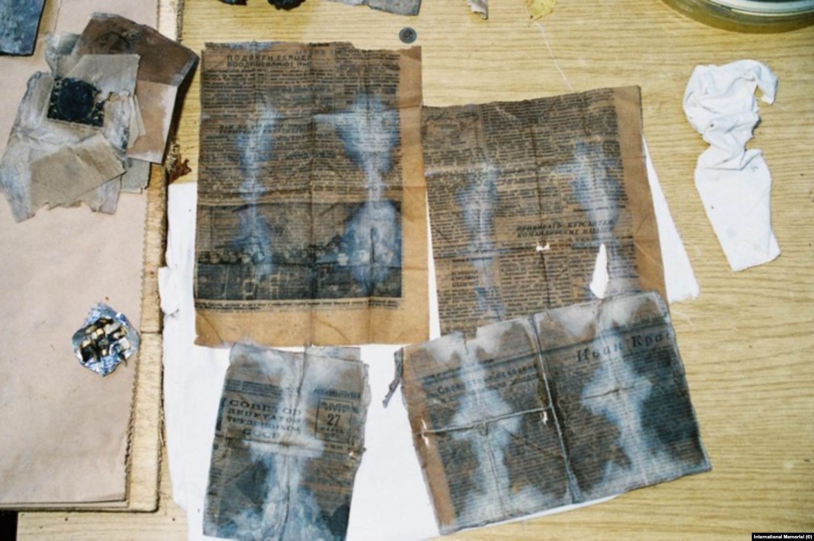 Обрывки газет, найденные во время раскопок и эксгумации в Медном. Фото: общество "Мемориал"
