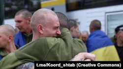 Встреча родственников и украинских военных, вернувшихся из российского плена. 6 мая 2025 года