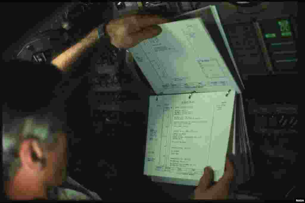 За всю историю программы лишь один ученый-геолог смог побывать на Луне. Остальными астронавтами стали инженеры NASA и военные 