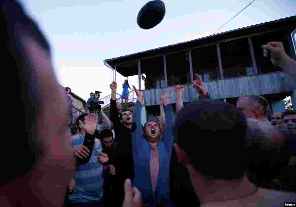 В Грузии пасхальные обычаи связаны с фольклорными. Каждый год в Пасху западные грузины играют в "лело бурти", местную разновидность регби. Мяч для этой игры шьется вручную и весит 16 кг. Побеждает та команда, которая с мячом перейдет реку и положит его на другом берегу. Позже мяч относят на кладбище и оставляют там в знак уважения к предкам