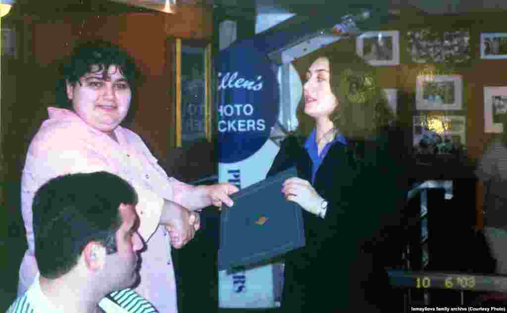 Процесс над журналисткой проходил с многочисленными нарушениями. Власти пытались не пускать родственников и друзей обвиняемой, а также правозащитников в зал, создавая "массовку" из случайных людей, не имеющих отношения к процессу На фото – Хадидже 27 лет