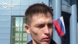 Мать, брат и адвокат Айдара Губайдулина радуются его освобождению Мать, брат и адвокат Айдара Губайдулина радуются его освобождению