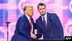 Чарли Кирк с президентом Дональдом Трампом на фестивале America Fest, штат Аризона, 22 декабря 2024 года