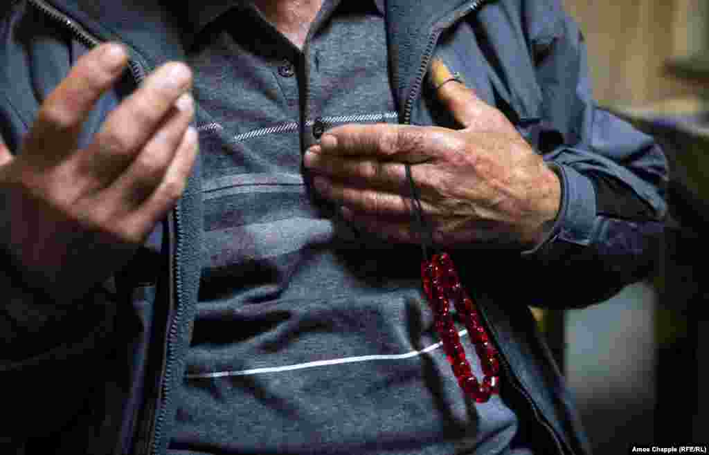 После ухода Али грек Георгиос Каларас перебирает свои четки и говорит журналисту Радио Свобода, что вряд ли его деревня сможет принять еще больше беженцев: "У нас не такая сильная экономика, как в Германии – нам самим не хватает рабочих мест"