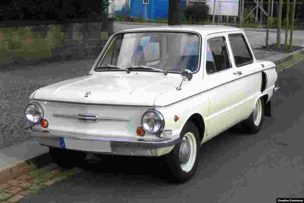 Десять лет спустя на советских дорогах появился ЗАЗ-968. А за боковые воздухозаборники в народе его называли "ушастым" или "Чебурашкой"