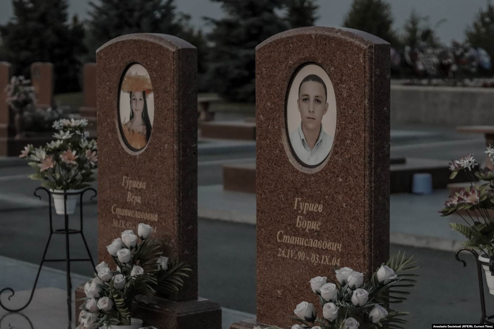 Могилы детей Надежды Гуриевой на кладбище Беслана