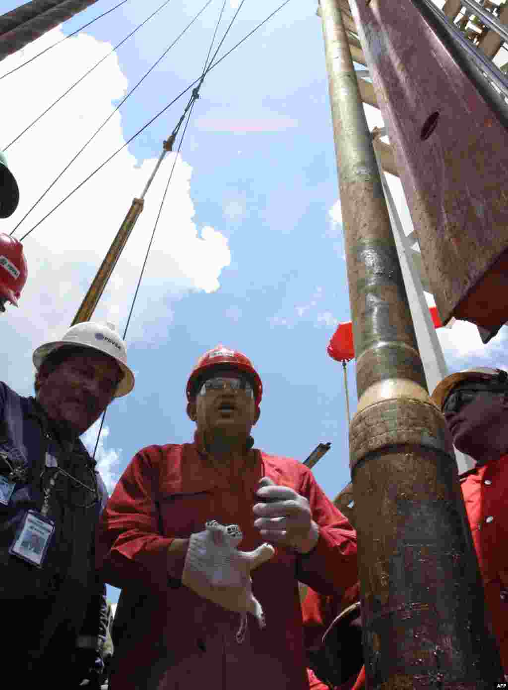 Венесуэла – страна с крупнейшими в мире разведанными запасами нефти, ее экономика зависит от общемировых цен на нефть на 90%. Но из-за особенностей венесуэльских месторождений и некомпетентного регулирования нефтяной отрасли правительством Мадуро, страна практически потеряла возможность добывать нефть самостоятельно. На фото – бывший президент Венесуэлы Уго Чавес во время визита на нефтяное месторождение в штате Карабобо 10 августа 2006 года