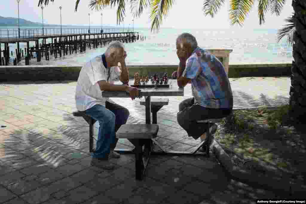 Шахматисты у Сухумского пирса.