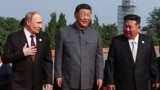Президент России Владимир Путин беседует с лидером Китая Си Цзиньпином и лидером Северной Кореи Ким Чен Ыном после групповой фотографии перед военным парадом, 3 сентября 2025 года. Фото AFP