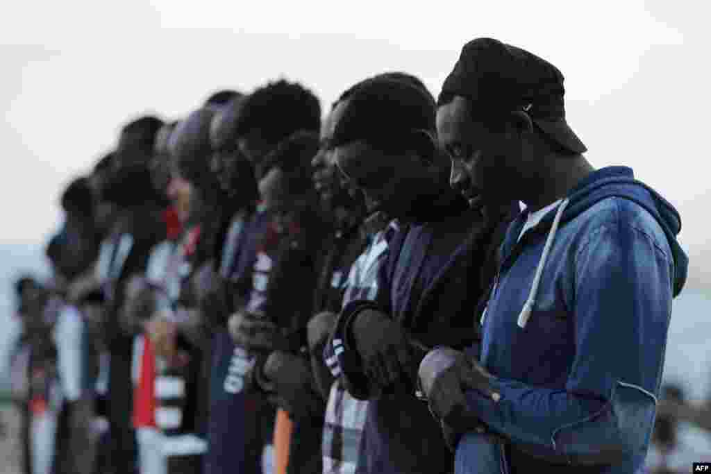 Существуют специальные организации, которые занимаются нелегальной перевозкой людей. По оценкам ООН, этот бизнес ежегодно приносит синдикатам до 10 миллиардов долларов 