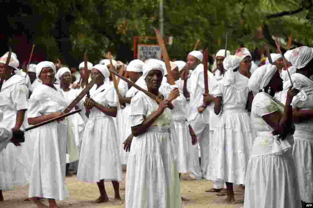 А на Гаити Пасха – совсем не Пасха. Со времен колонизации европейцы насильно обращали рабов, привезенных из Африки, из вуду в христианство. Но африканцы подстроили большинство религиозных ритуалов под католические празднования, сумев сохранить древние традиции. На сегодняшний день около 50% населения страны исповедует вуду, поэтому на Пасху проводят совсем не христианские мессы