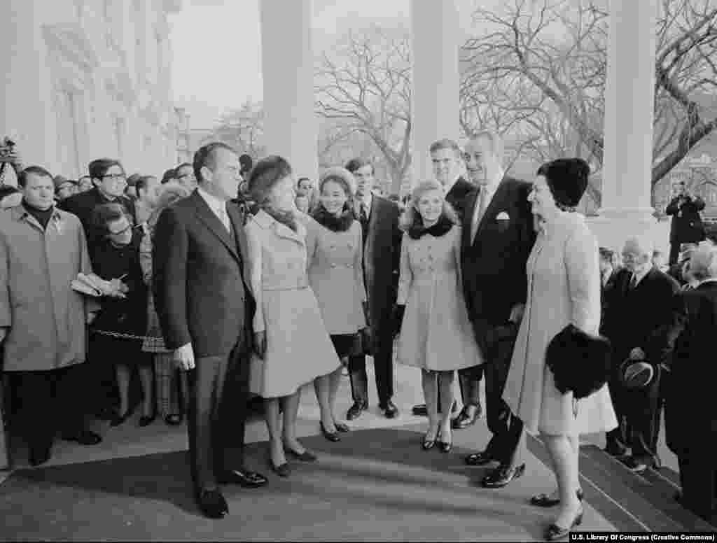 Новый президент Ричард Никсон (слева) и его семья приветствуют семью бывшего президента Джонсона 20 января 1969 года. Никсон дважды избирался в Белый дом, но в середине своего второго срока подал в отставку после Уотергейтского скандала
