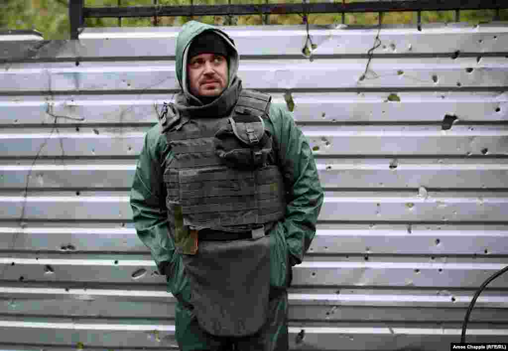 “Вероятно, эти люди еще никогда ничего подобного не видели, – говорит художник. – Если мне удастся хоть на момент заставить их задуматься о чем-нибудь, кроме войны, то оно того стоит”