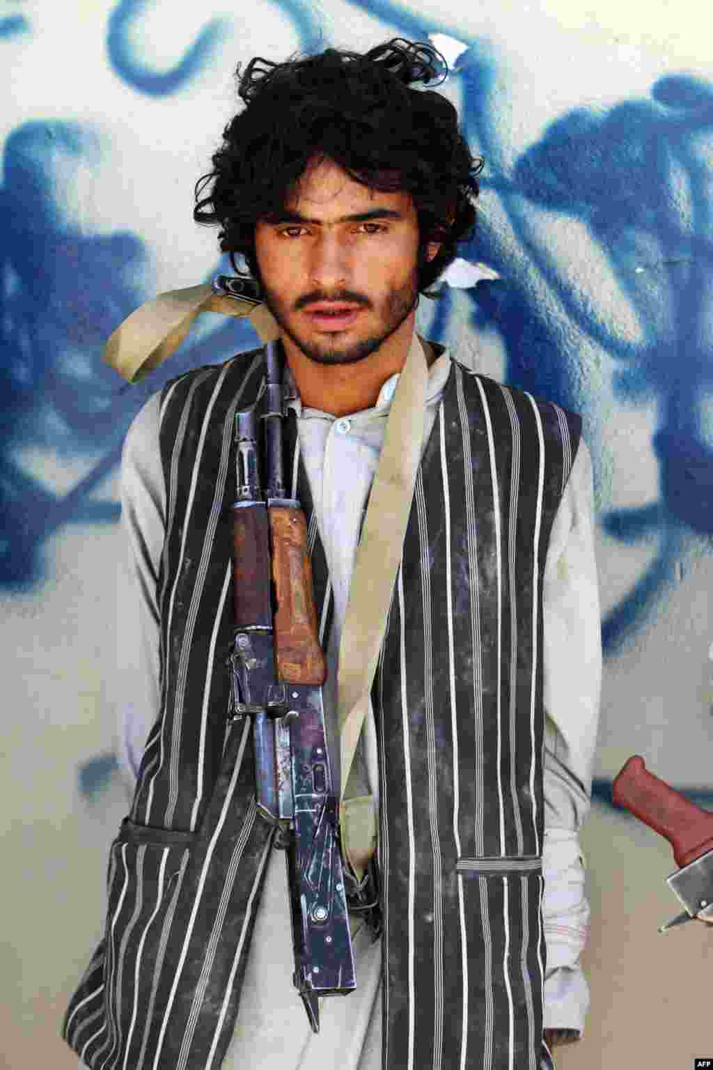 На протяжении нескольких десятилетий американское правительство и страны НАТО поставляли оружие в Афганистан и Пакистан для борьбы с терроризмом. Но из утечек в СМИ стало известно, что на сухопутные конвои регулярно нападают талибы. Они отбивают оружие и специальное обмундирование, включая военные компьютеры, приборы ночного видения и инфракрасные метки, которые позволяют отличить своих от врагов. На фото – боевик движения "Талибан", арестованный афганскими военными в Кандагаре. Май 2013 года