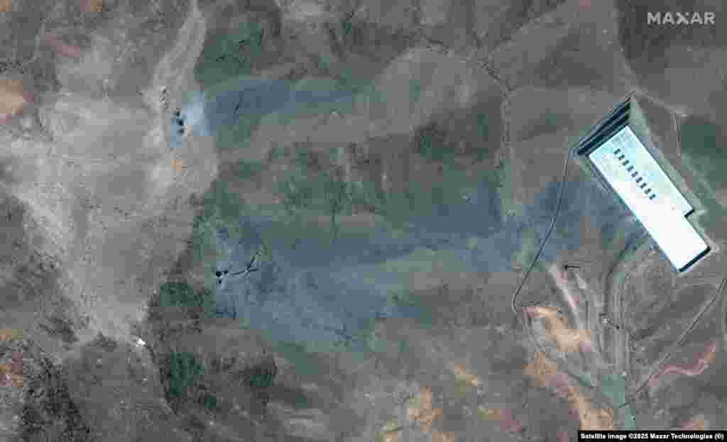 Снимок от 22 июня показывает пепел, которым покрыта площадка завода