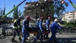 "Девочка знакомая погибла. И ее мама тоже". В Киеве проходит спасательная операция и разбор завалов после атаки России "Девочка знакомая погибла. И ее мама тоже". В Киеве проходит спасательная операция и разбор завалов после атаки России