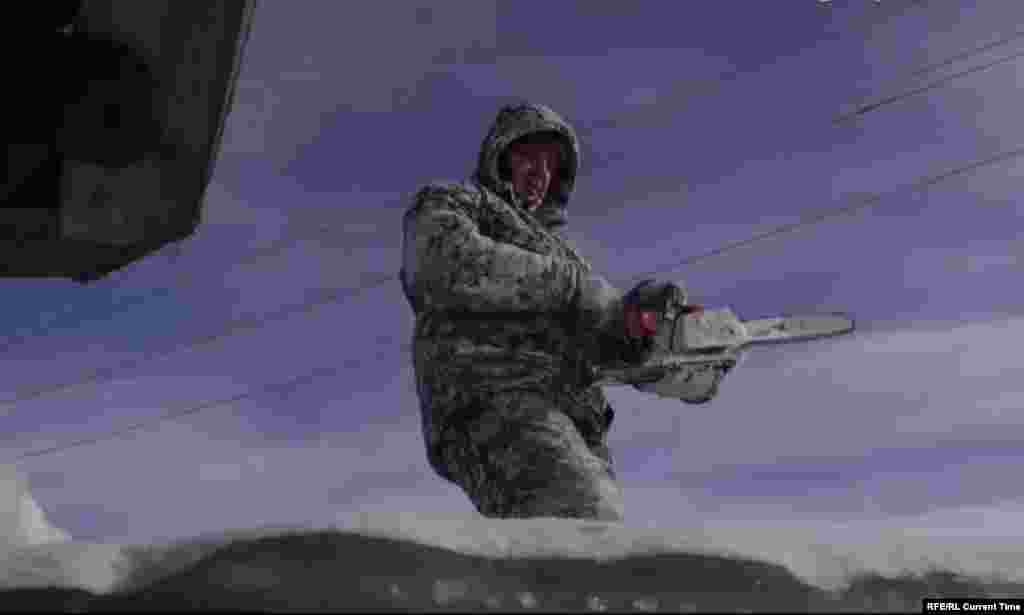 Роман Денисенко – выморозчик, который работает в Якутии, в затоне поселка Жатай на реке Лене. На севере очень короткая навигация, и большую часть года корабли и танкеры стоят на приколе вмерзшими в лед. Задача выморозчиков в это время – при помощи бензопилы и кирки освободить ото льда нижнюю часть судна и его дно, чтобы корабль можно было отремонтировать. Но вырубить лед надо с ювелирной точностью: чтобы шахта-майна под дном корабля не была прорублена насквозь, до воды, и чтобы лед в ее нижней части был достаточно толстым, чтобы выдержать вес человека. Посмотреть фильм о выморозчиках в Якутии. 