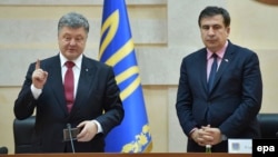 Михаил Саакашвили и президент Украины Петр Порошенко на церемонии назначения Саакашвили губернатором Одесской области