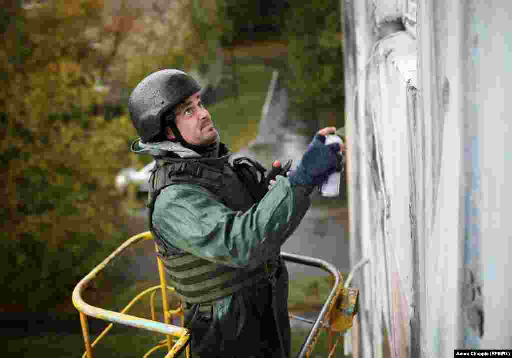 Ван Хелтен говорит, что он уже давно откладывал этот проект, придуманный киевской арт-группой Art United Us (“Искусство объединило нас”). Сейчас он чувствует себя некомфортно из-за “вынужденной смелости в уличном искусстве, где идет речь о наиболее опасной работе в таких условиях”