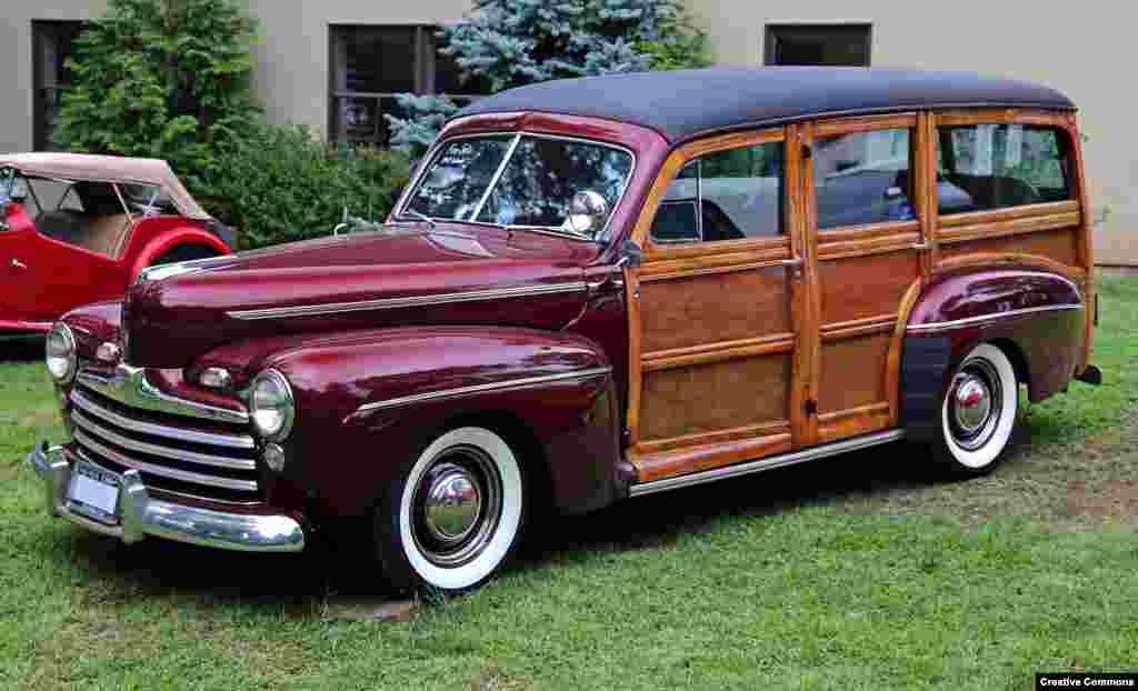 На фото – Ford Super Deluxe Woody 1947 года. Он отлично подходит для езды в сухую, солнечную погоду на калифорнийском побережье