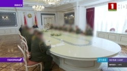 Белорусское ТВ показывает встречу силовиков с Лукашенко, но замазывает лица Белорусское ТВ показывает встречу силовиков с Лукашенко, но замазывает лица