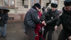 Как в Санкт-Петербурге протестовали против поправок в Конституцию и голосовали за них Как в Санкт-Петербурге протестовали против поправок в Конституцию и голосовали за них