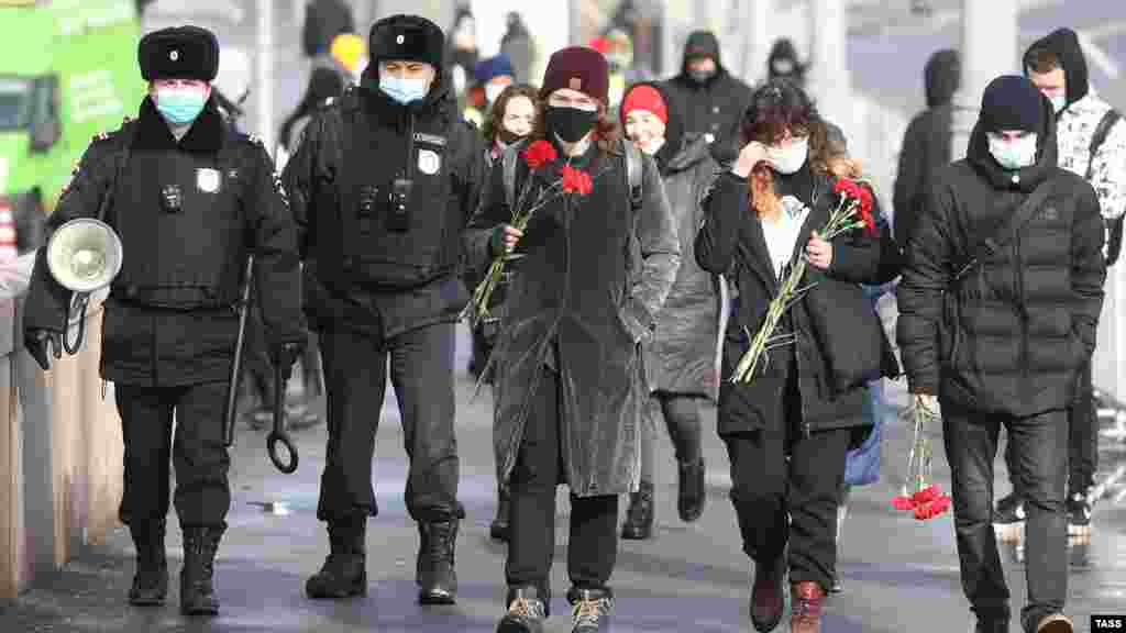 Участники акции не выкрикивали лозунгов, полиция, в свою очередь, в происходящее не вмешивалась – только перекрыла Красную площадь