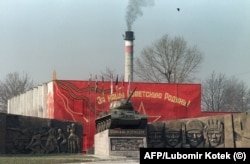 Советский памятник в Миловице, 1990 год