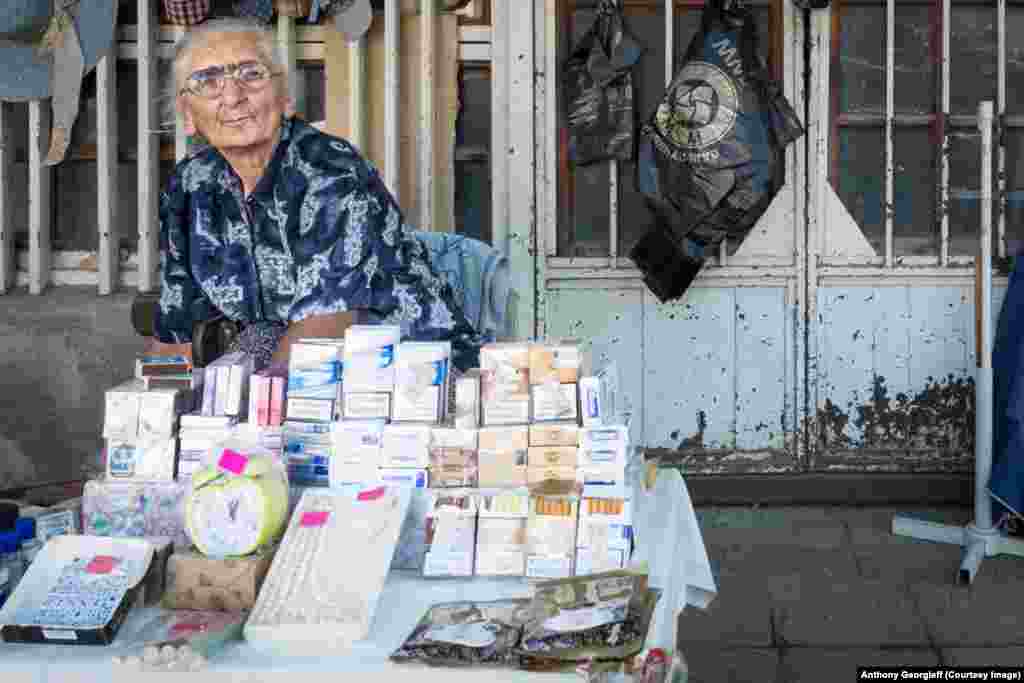 Торговка сигаретами в Сухуми. Здешняя валюта - российский рубль.   