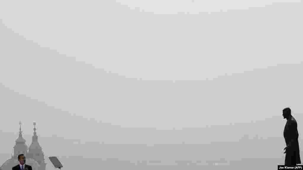 Обама выступает в речью в Праге недалеко от памятника первому чехословацкому президенту Томашу Масарику 5 апреля 2009 года. В своей речи Обама пообещал, что Соединенные Штаты приложат усилия "по обеспечению покоя и безопасности в мире без ядерного оружия".