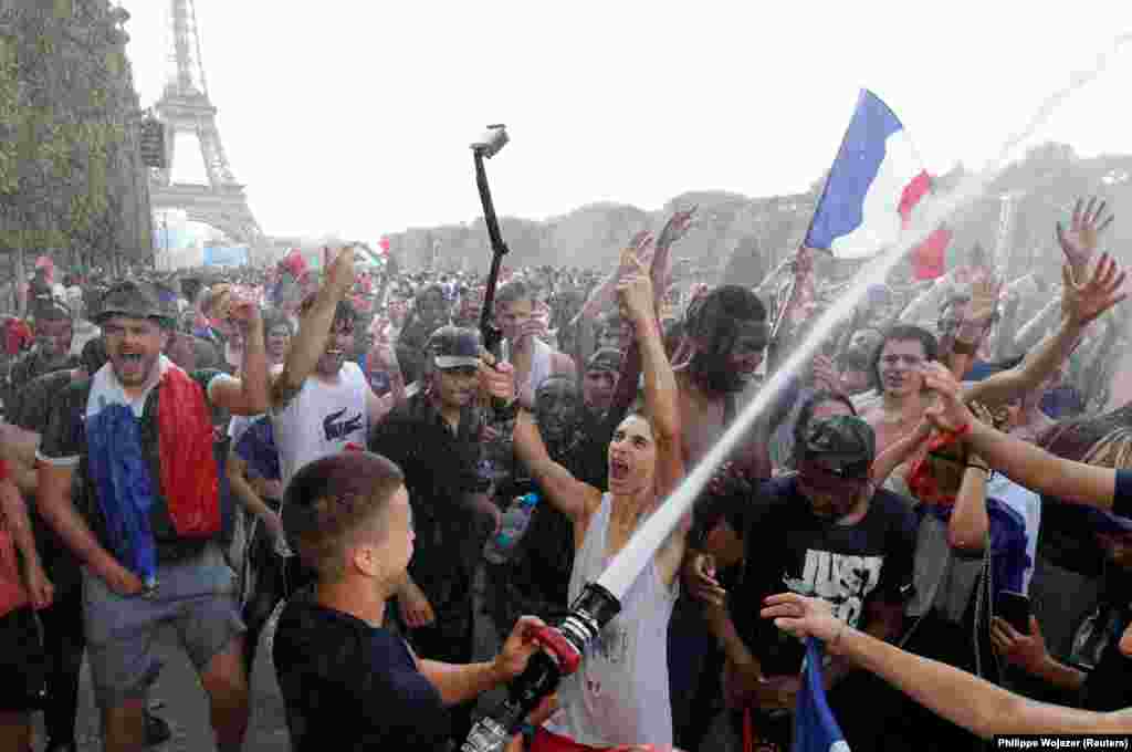 Париж празднует победу сборной Франции 