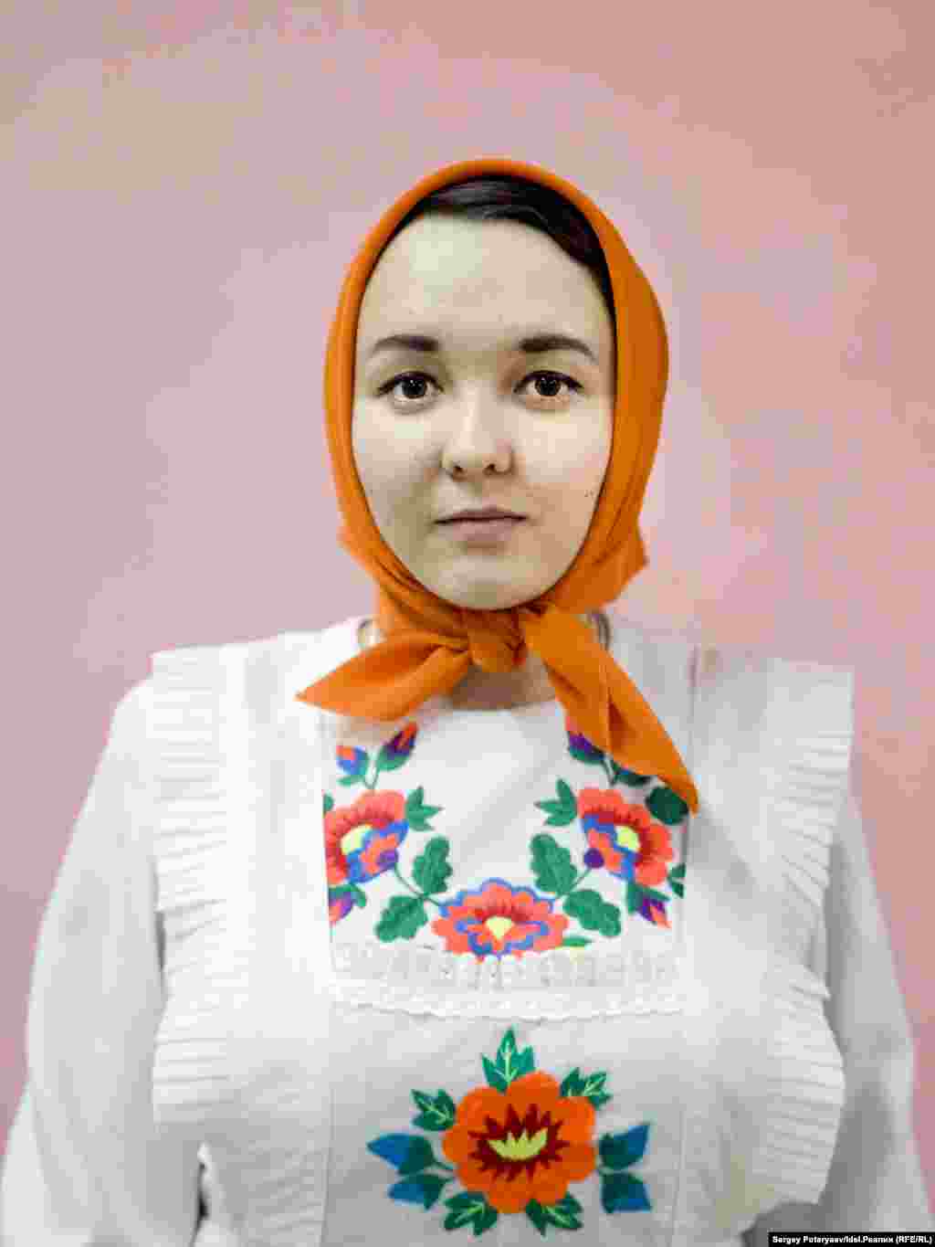 Мочалова Наташа, 19 лет, студентка "Я на 100% марийка, но моя семья православная, хотя бабушка продолжает соблюдать некоторые обряды. Я живу в Марий Эл, и это для меня важно. Даже стыдно за тех марийцев, которые стесняются и называют себя русскими".