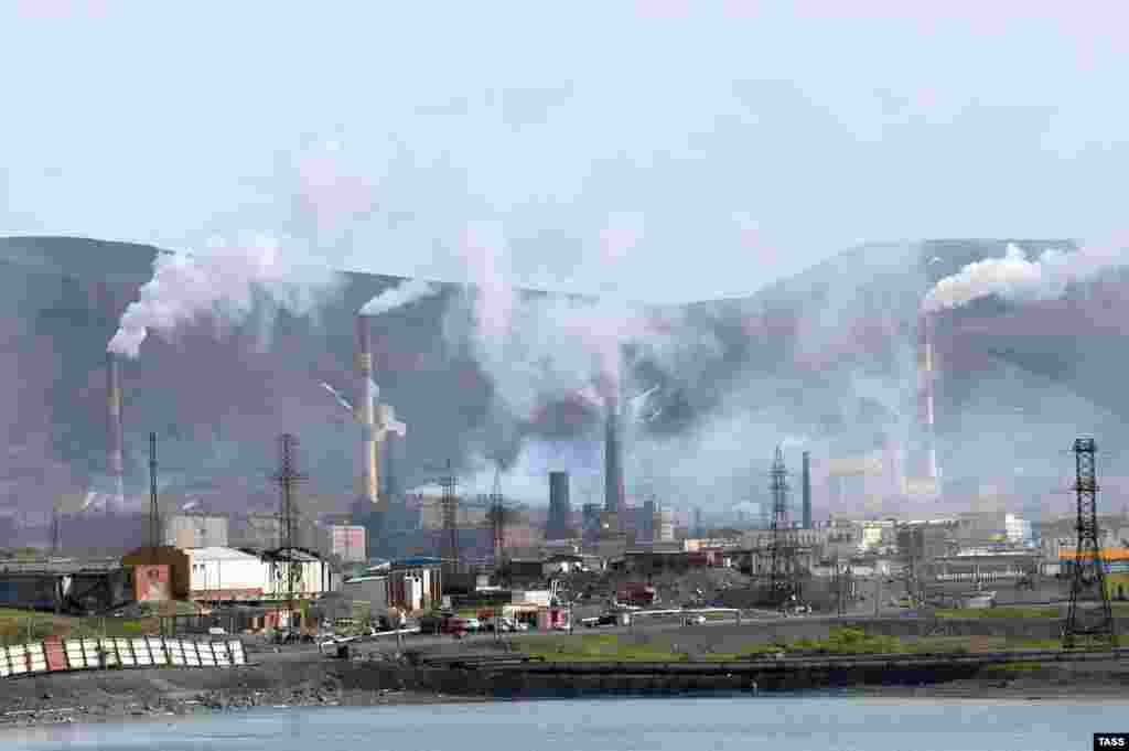 Российский Норильск тоже давно попал в список грязнейших городов планеты. Вблизи города расположены три металлургических завода. Откуда бы ни дул ветер по "розе ветров", дым все равно идет на город, задерживаясь над ним в виде облака на несколько дней. Каждый год в норильский воздух выбрасывается около четырех млн тонн кадмия, меди, свинца, никеля, мышьяка, селена и цинка