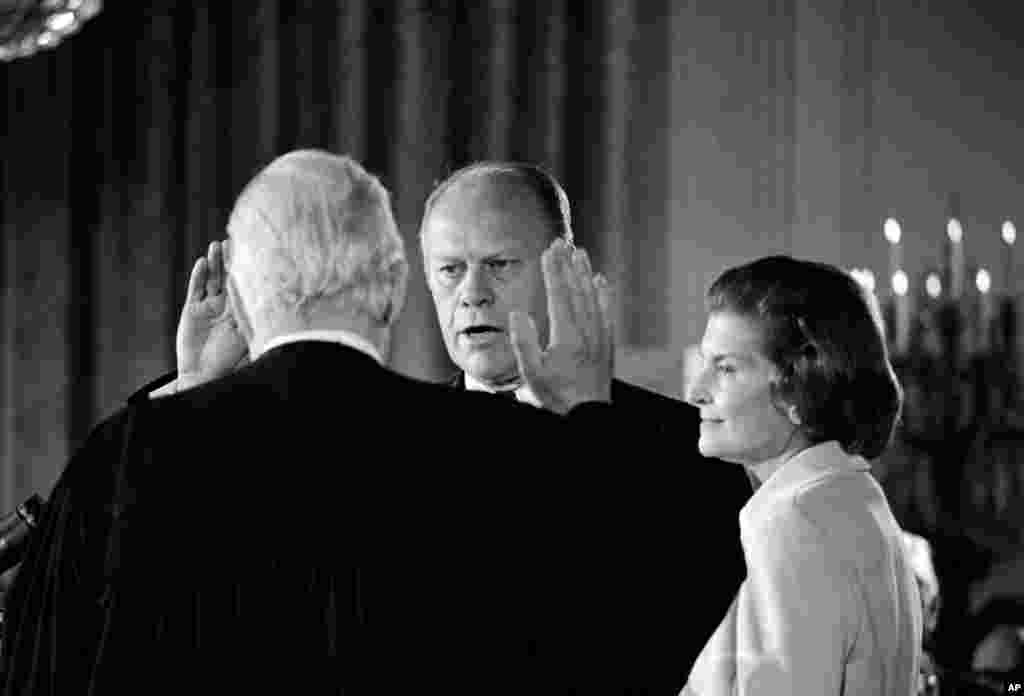 Джеральд Форд приносит присягу в качестве 38-го президента Соединенных Штатов в Белом доме (справа его жена Бетти). Инаугурация состоялась 9 августа 1974 года, в день отставки Ричарда Никсона