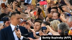 Селфи, булава и президентская печать вверх ногами. Фото с инаугурации Зеленского