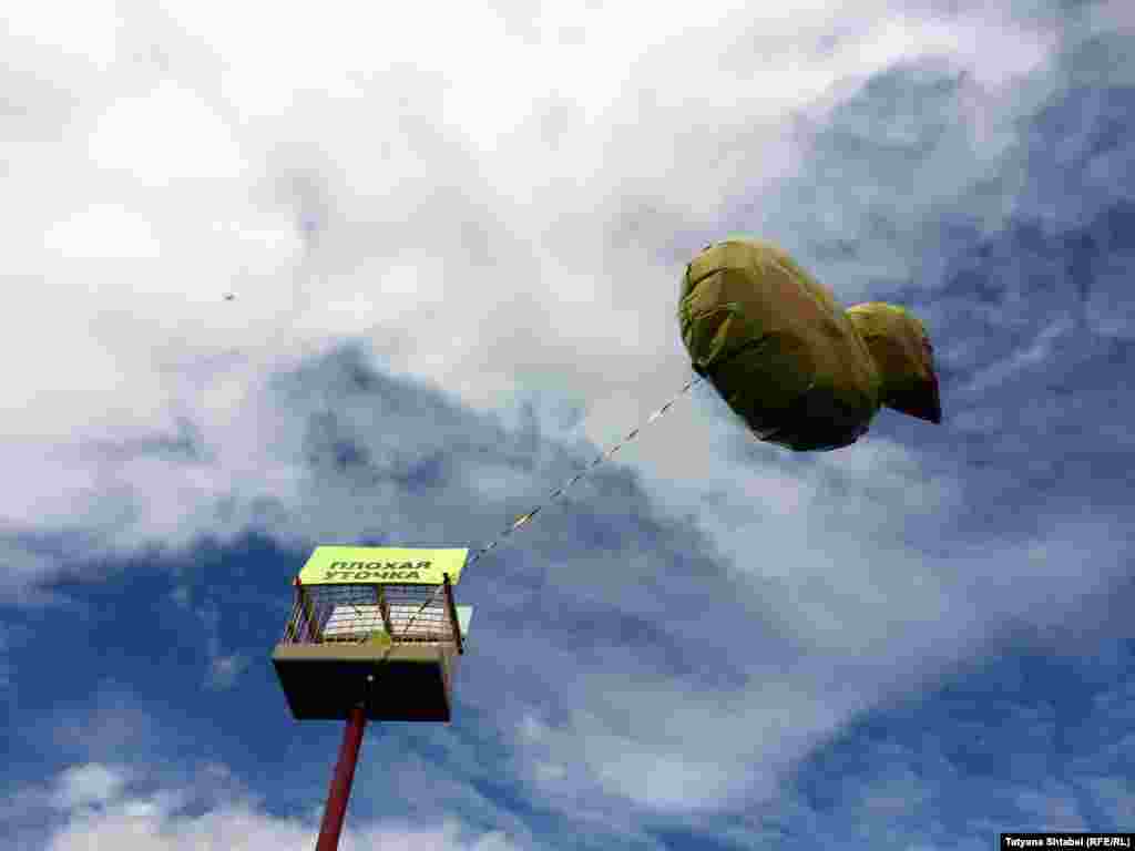 В Новосибирске запустили в небо уточку – символ коррумпированности российской власти и премьера Дмитрия Медведева в частности. (В одном из имений, предположительно принадлежащих Медведеву, сотрудники Фонда борьбы с коррупцией Алексея Навального обнаружили "домик для уточки")