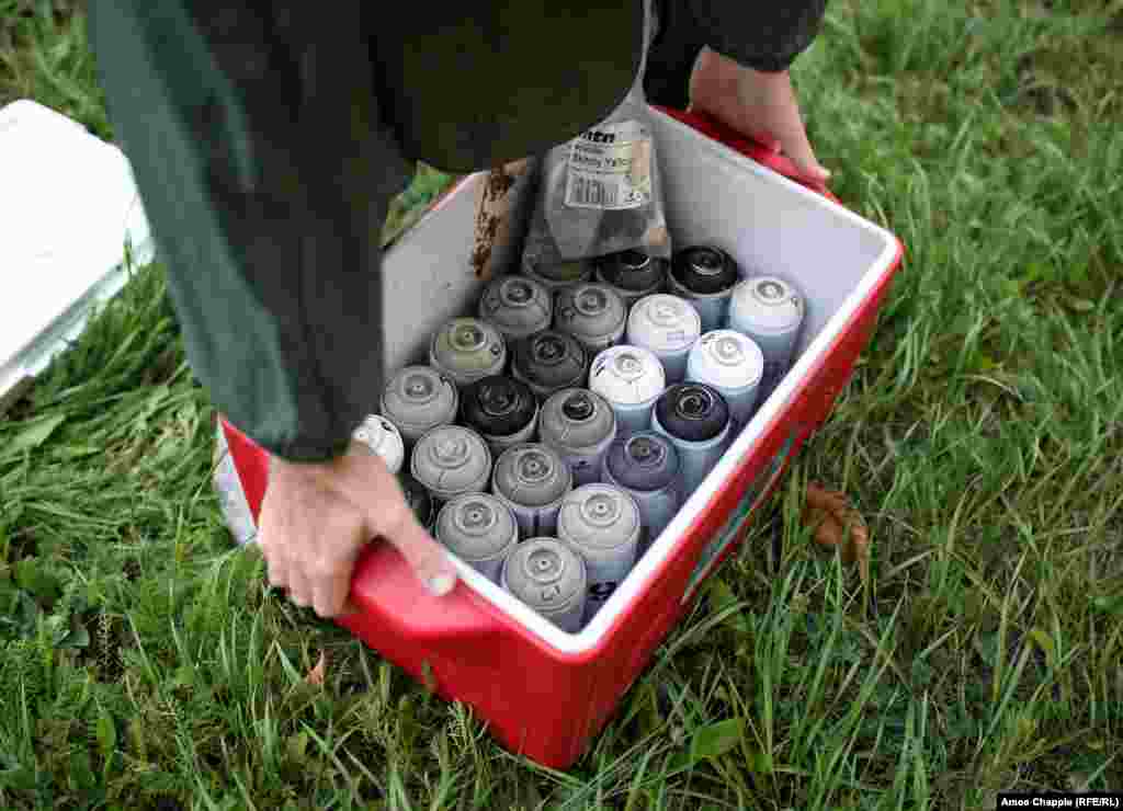 Для этого граффити художник использовал 24 оттенка серого. Ван Хелтен говорит, что существует мнение, что на искусство должно тратиться много денег. “Но подобные проекты – другие. Я ничего не прошу за это, а делаю в свое свободное время", – говорит художник. Гео Лерос из Art United Us говорит, что все расходы на путешествие и материалы оплатили частные спонсоры