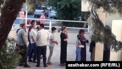 Ашхабад. Очередь в аптеку за масками. 10 июля 2020 года.