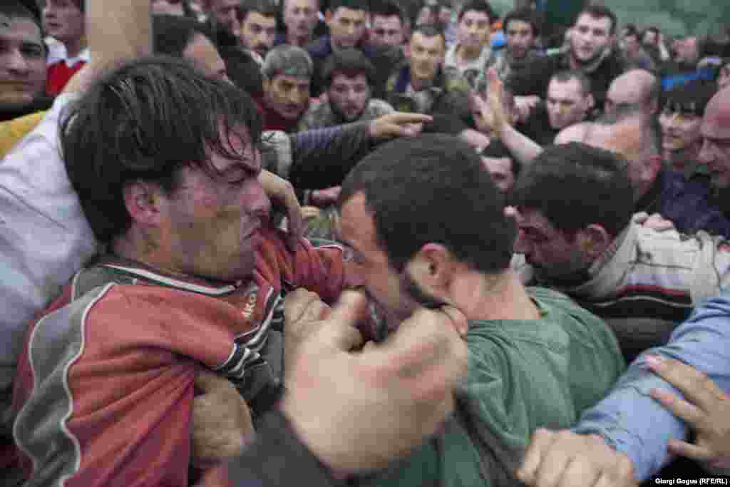 Чем ближе мяч - тем ожесточеннее схватка. Каждый игрок старается схватить мяч и продвинуть его хотя бы на несколько метров. Но это уже разгар игры. В предверии матча все идут в церковь... 