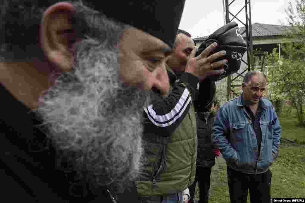 На следующий день в Шухути из Тбилиси привозят специальный мяч: каждый год его заново шьют к игре. Кожаный мяч уже в самой деревне набивают опилками и песком. 