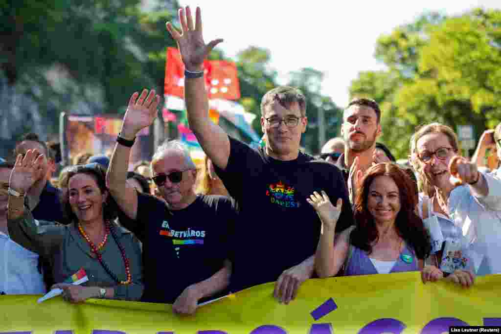 Мэр Будапешта Гергей Карачонь (в центре). Ранее в июне венгерская полиция объявила, что выполнит распоряжение правительства и запретит шествие. Мэр Будапешта Гергей Карачонь решил обойти закон, заявив, что марш пройдет как муниципальное мероприятие, которое не требует разрешения полиции. "На этот раз мишенью стали сексуальные меньшинства. Мы считаем, что не должно быть граждан первого и второго сорта, поэтому мы решили поддержать это мероприятие", – заявил Карачонь.