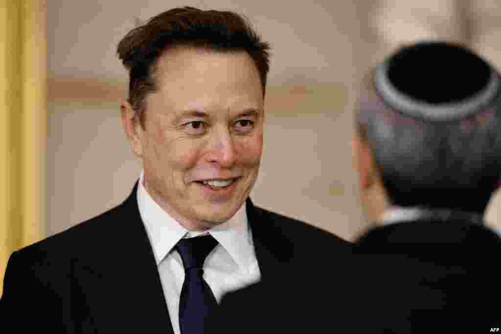 На инаугурации присутствовал глава Tesla и SpaceX, соратник Трампа Илон Маск. Миллиардер выдвинут на пост главы нового департамента эффективности правительства. 