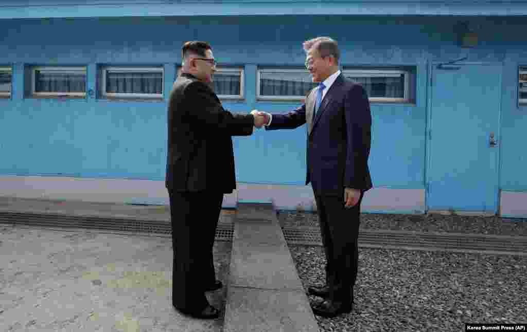 Главы двух государств обменялись рукопожатиями