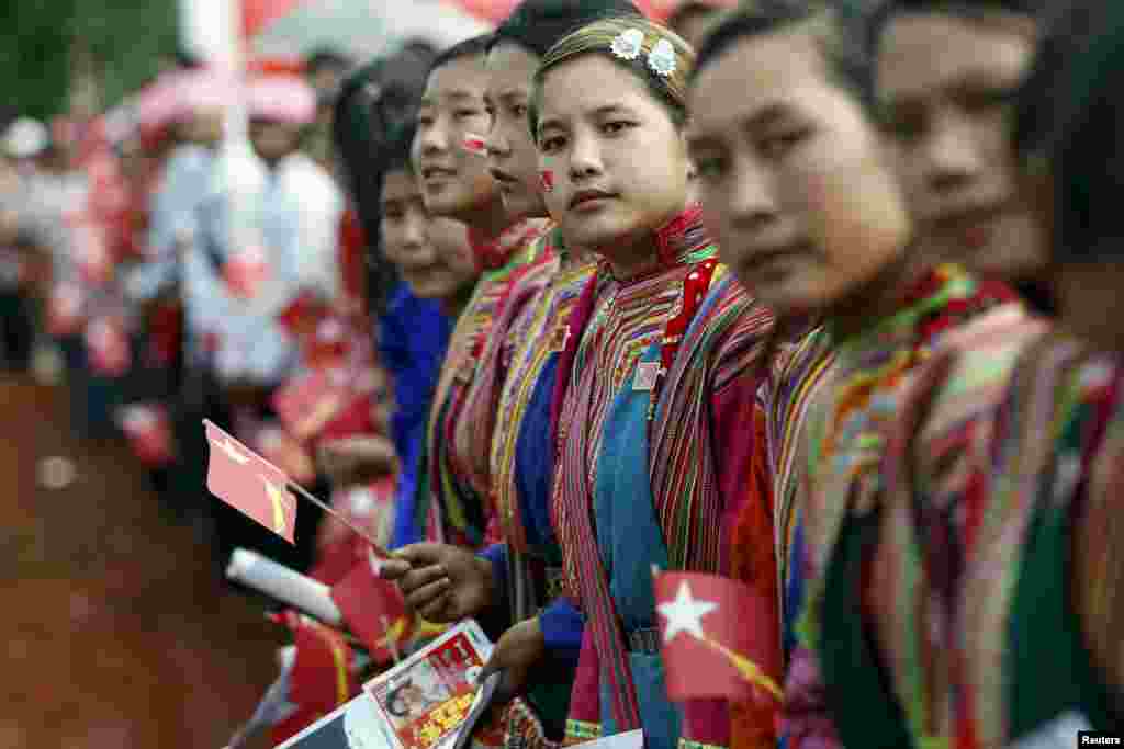 Одним из популярных кандидатов – Аун Сан Су Чжи, которая провела больше 15 лет под домашним арестом за свою продемократическую деятельность. На фото - одно из этнических поселений в ожидании приезда Аун Сан Су Чжи