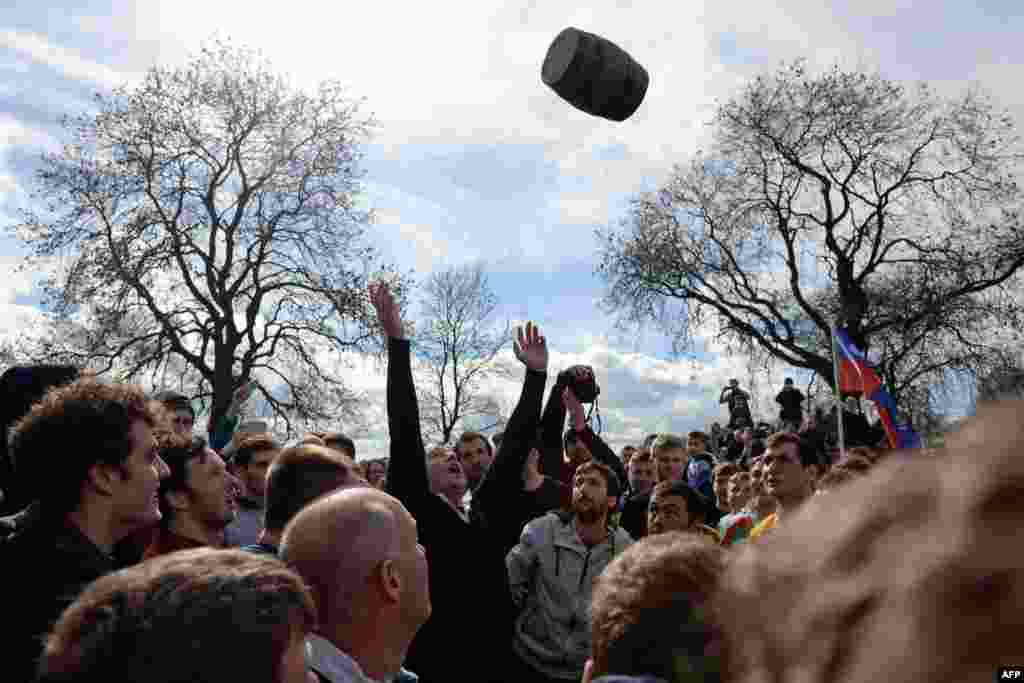 Во время традиционных пасхальных празднований англичане устраивают соревнования "пинания бутылок". На деле берутся несколько бочек или кег, наполненных пивом. Правил нет, цель – донести бочку первым до "базы" сквозь толпу людей