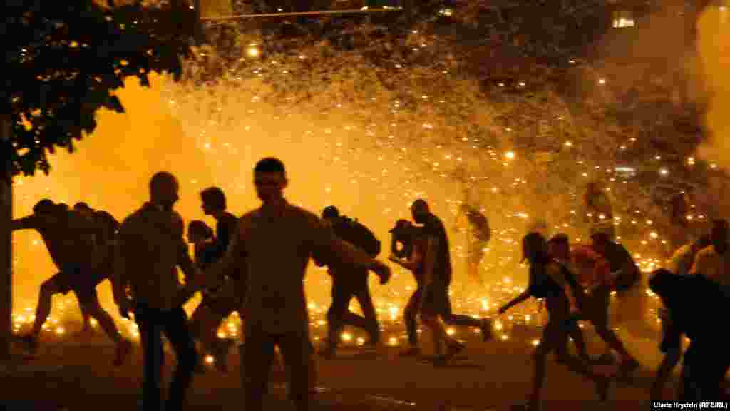 Взрывы светошумовых гранат во время разгона акции протеста в ночь после выборов. Вечером 9 августа, после окончания голосования на президентских выборах, около стелы "Минск – город-герой" собрались люди, чтобы высказать свое недовольство к нечестной, по их мнению, избирательной кампании. Силовики пытались разогнать протест светошумовыми гранатами.