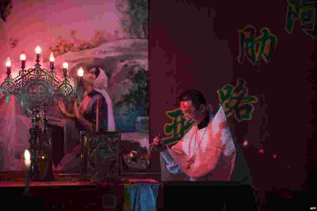 В Китае православие стало популярным лишь в XVII веке благодаря появлению русских общин в Пекине, которые вплоть до ХХ века действовали в рамках "духовной мисии". По всему Китаю насчитывают примерно 15 тыс. православных, однако официально свое существование Китайская православная церковь прекратила во времена Культруной революции в конце 1960-х На фото – первый китайский православный священник, назначенный РПЦ и признанный Компартией Китая за последни 60 лет