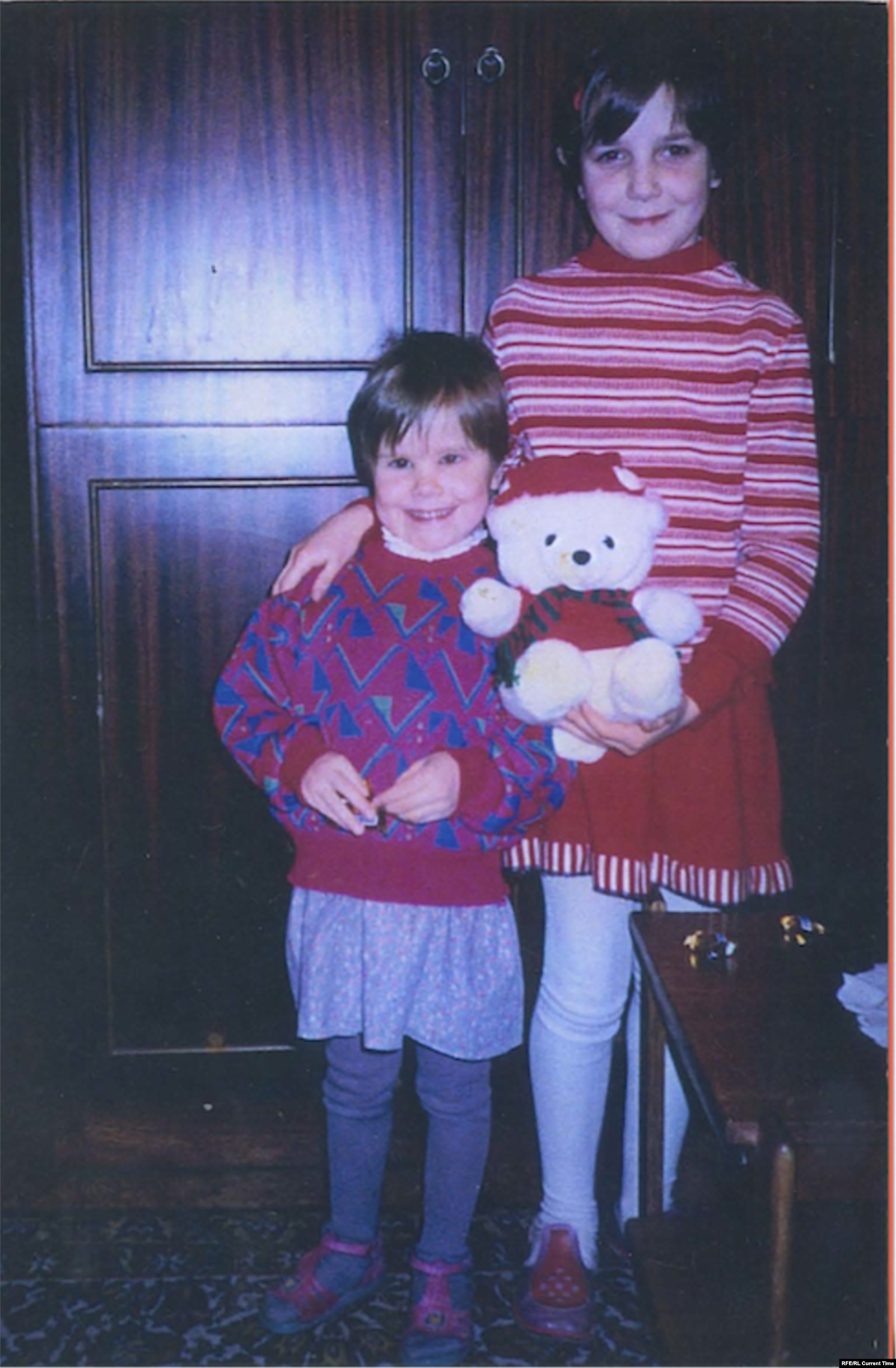 Саша с сестрой. Фото: личный архив